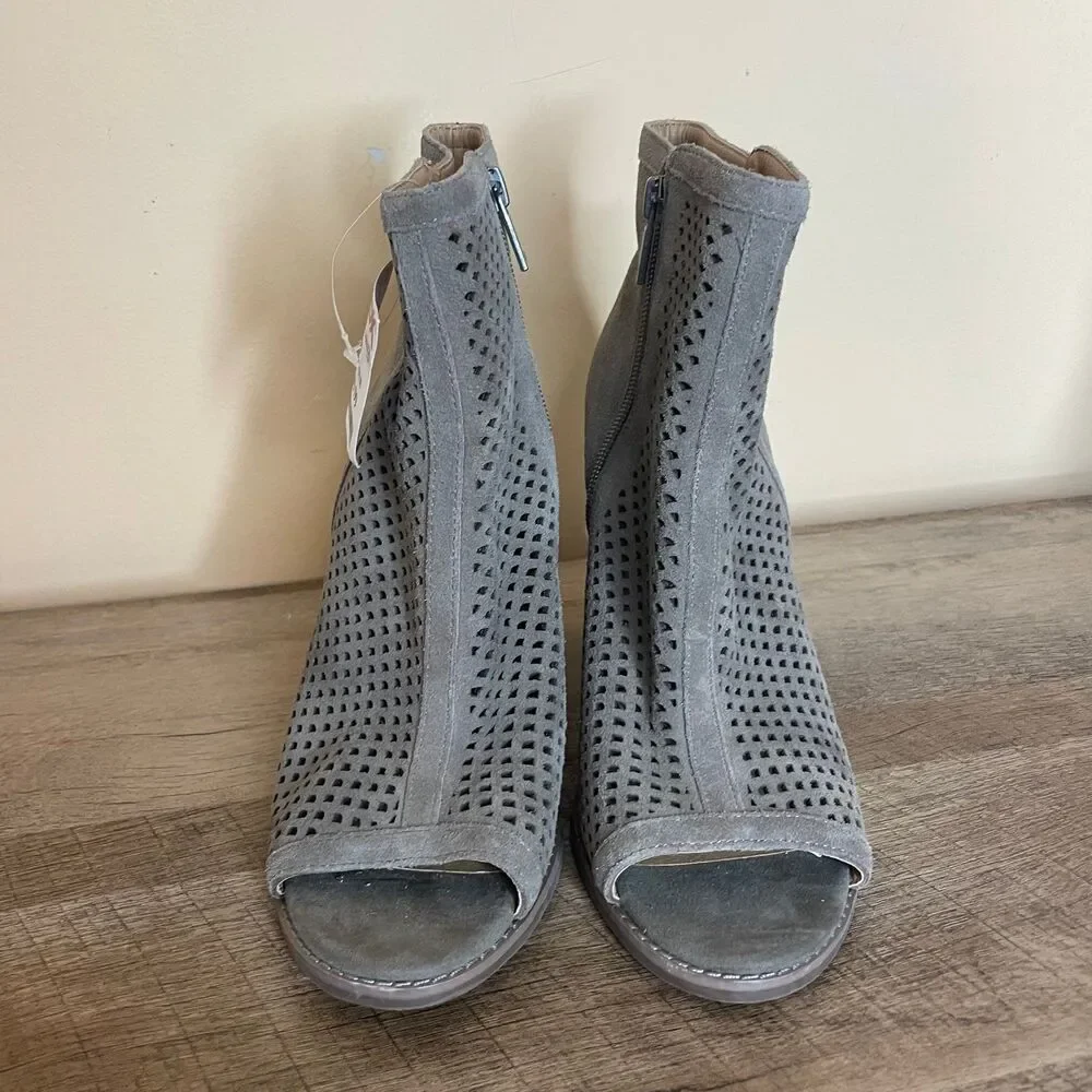 NWT Lucky Brand Lakyn Peep Toe Perforated Heeled Bootie women’s size 9 - Picture 4 of 8